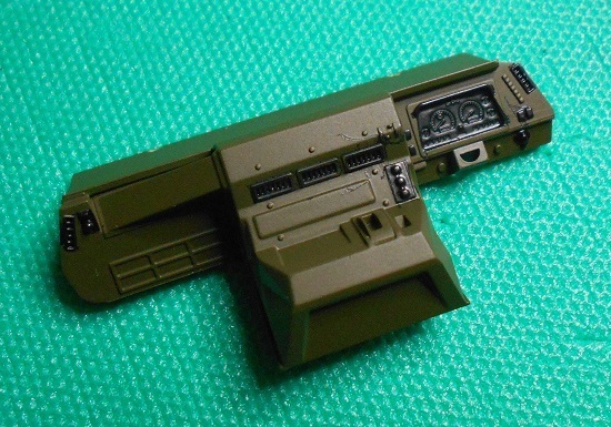 （10）「1/35陸上自衛隊 軽装甲機動車（LAV）」を作ります。パーツ（車体とドアとドライバー）の塗装の続き。