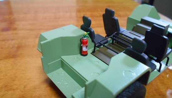 （12）1/35陸上自衛隊 軽装甲機動車（LAV）を作ります。車体の塗装と消火器の取り付け。