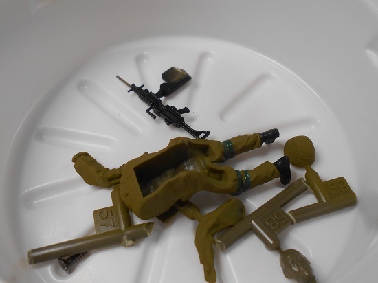 （13）「1/35陸上自衛隊 軽装甲機動車（LAV）」を作ります。車体の塗装が終わるまでと小さなパーツについて。