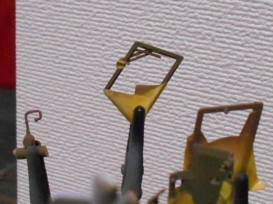 （14）「1/35陸上自衛隊 軽装甲機動車（LAV）」を作ります。フロントウィンドウの塗装。