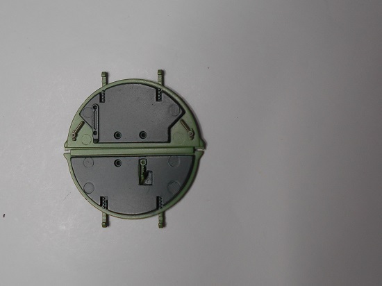 （15）「1/35陸上自衛隊 軽装甲機動車（LAV）」を作ります。ドアの外側の塗装。