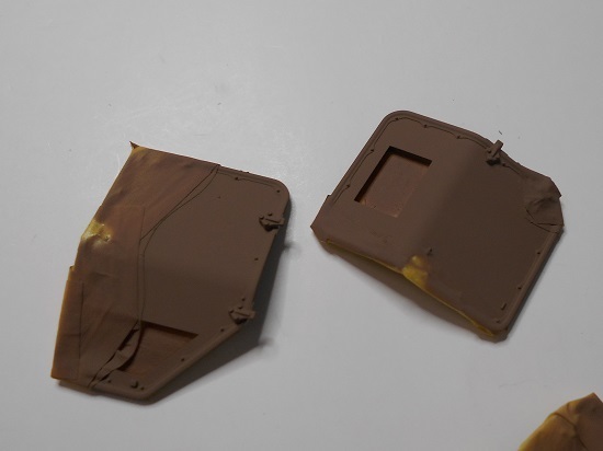 （15）「1/35陸上自衛隊 軽装甲機動車（LAV）」を作ります。ドアの外側の塗装。