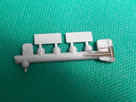 （15）「1/35陸上自衛隊 軽装甲機動車（LAV）」を作ります。ドアの外側の塗装。