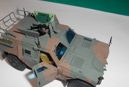 （15）「1/35陸上自衛隊 軽装甲機動車（LAV）」を作ります。ドアの外側の塗装。