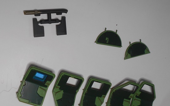 （16）「1/35陸上自衛隊 軽装甲機動車（LAV）」を作ります。ドアの組み立てと各パーツの塗装について。