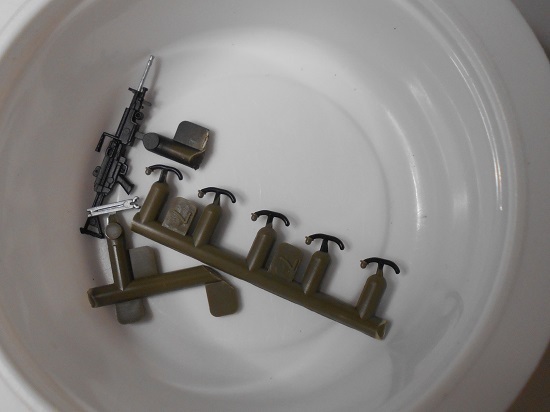 （16）「1/35陸上自衛隊 軽装甲機動車（LAV）」を作ります。ドアの組み立てと各パーツの塗装について。