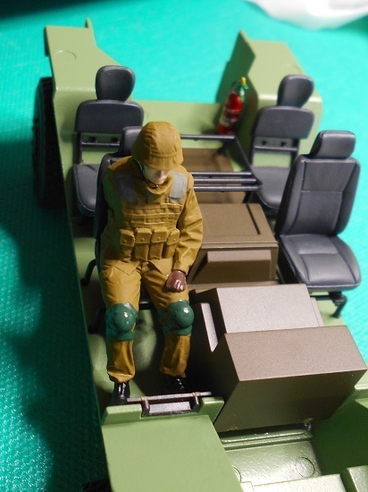 （17）「1/35陸上自衛隊 軽装甲機動車（LAV）」を作ります。車体の組み立て。