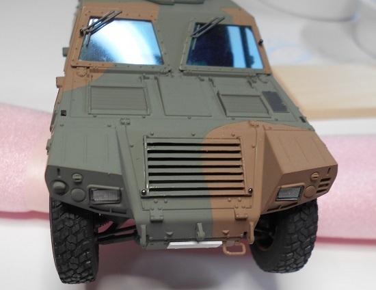 （17）「1/35陸上自衛隊 軽装甲機動車（LAV）」を作ります。車体の組み立て。