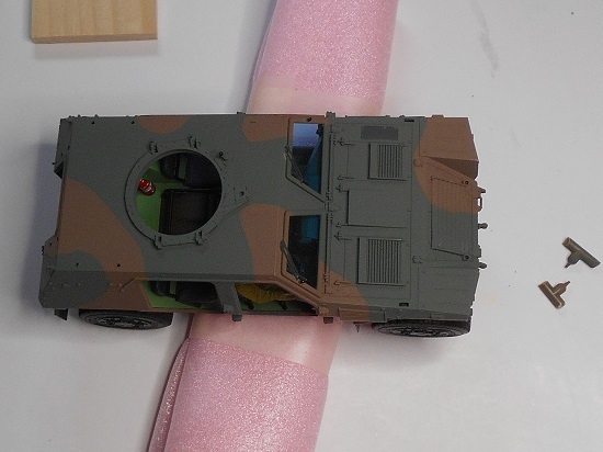 （17）「1/35陸上自衛隊 軽装甲機動車（LAV）」を作ります。車体の組み立て。