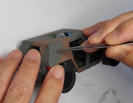 （18）「1/35陸上自衛隊 軽装甲機動車（LAV）」を作ります。完成前の細かい作業。