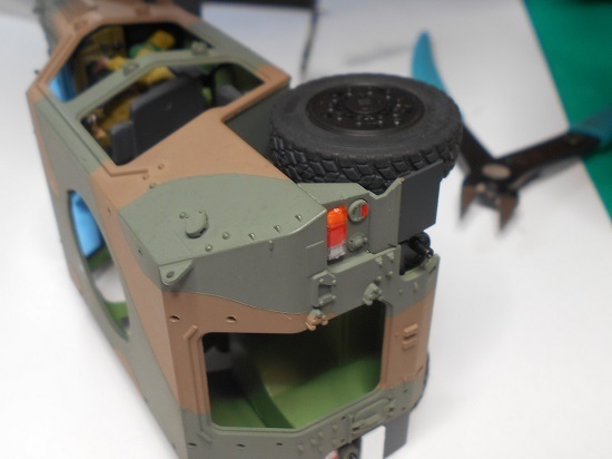（18）「1/35陸上自衛隊 軽装甲機動車（LAV）」を作ります。完成前の細かい作業。