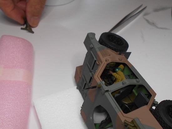 （18）「1/35陸上自衛隊 軽装甲機動車（LAV）」を作ります。完成前の細かい作業。