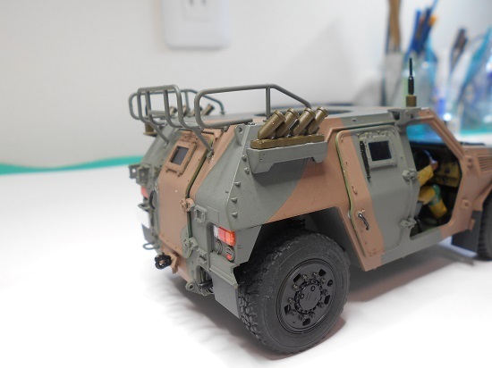 （18）「1/35陸上自衛隊 軽装甲機動車（LAV）」を作ります。完成前の細かい作業。