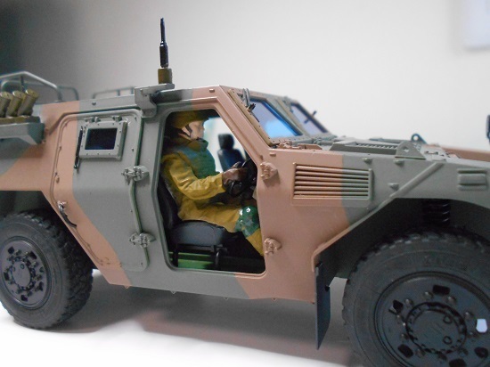 （18）「1/35陸上自衛隊 軽装甲機動車（LAV）」を作ります。完成前の細かい作業。