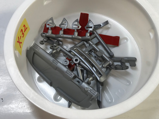 (9)「1/24 ポルシェ カレラ GT」を作ります。塗装したパーツ。