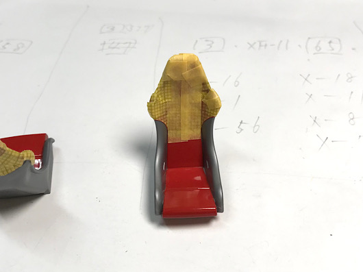 （11）「1/24 ポルシェ カレラ GT」を作ります。シートのマスキングをします。