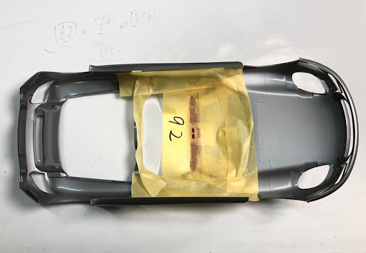 （15）「1/24 ポルシェ カレラ GT」を作ります。塗装とマスキングは続きます。