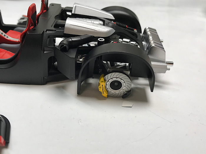 （24）「1/24 ポルシェ カレラ GT」を作ります。　組み立てたパーツ（内装、エンジン、アップライトなど）の写真。
