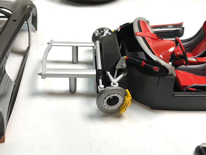 （24）「1/24 ポルシェ カレラ GT」を作ります。　組み立てたパーツ（内装、エンジン、アップライトなど）の写真。