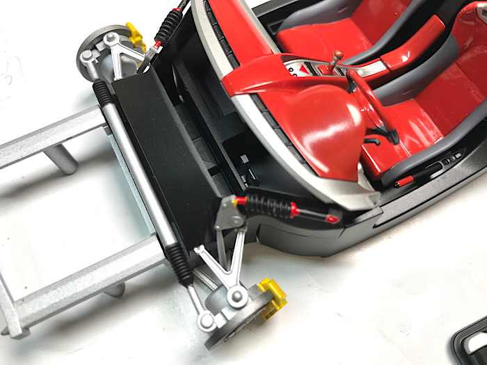 （24）「1/24 ポルシェ カレラ GT」を作ります。　組み立てたパーツ（内装、エンジン、アップライトなど）の写真。