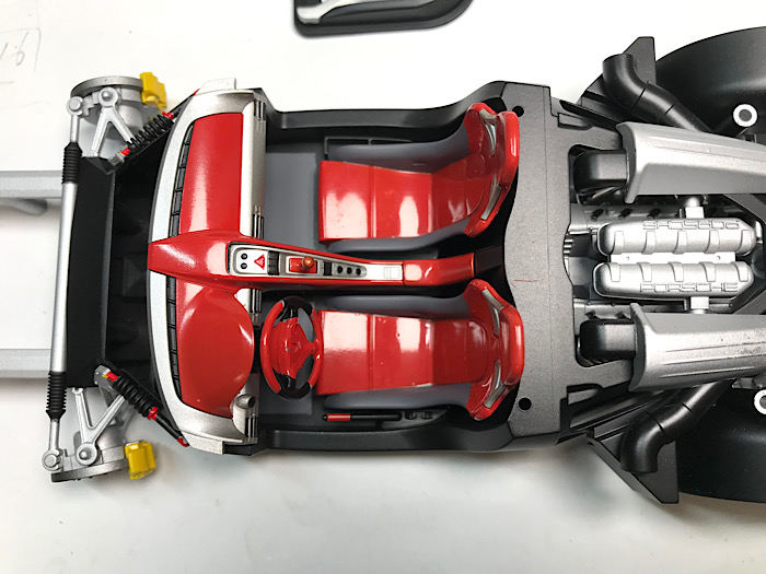 （24）「1/24 ポルシェ カレラ GT」を作ります。　組み立てたパーツ（内装、エンジン、アップライトなど）の写真。