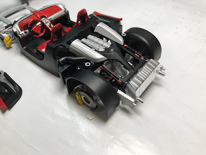 （24）「1/24 ポルシェ カレラ GT」を作ります。　組み立てたパーツ（内装、エンジン、アップライトなど）の写真。