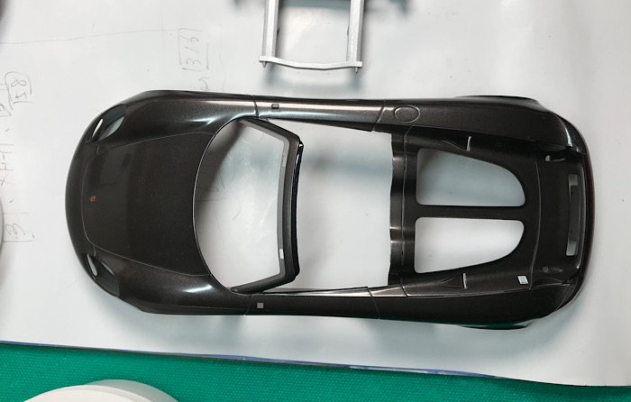 （24）「1/24 ポルシェ カレラ GT」を作ります。　組み立てたパーツ（内装、エンジン、アップライトなど）の写真。