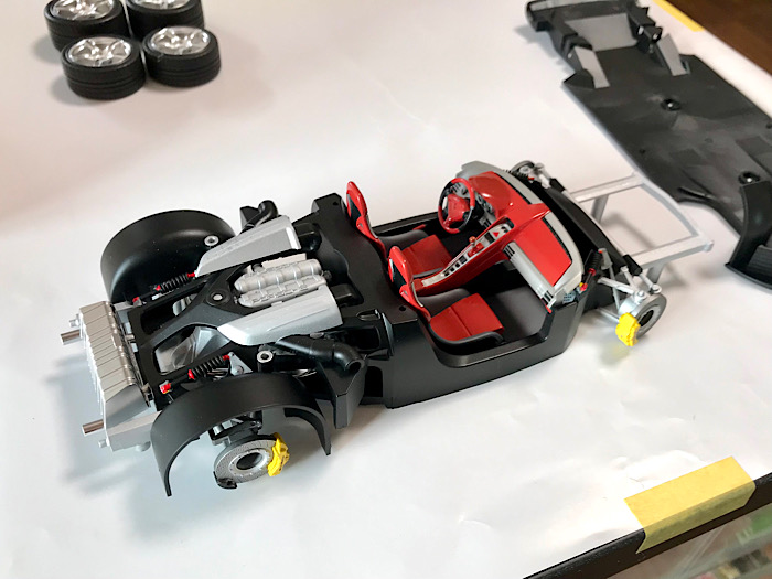 （25）「1/24 ポルシェ カレラ GT」を作ります。組み立てたシャーシの写真です。
