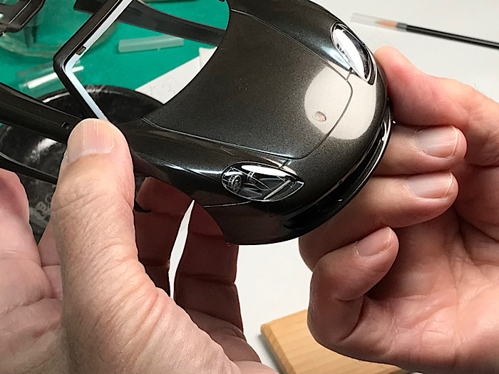 （26）「1/24 ポルシェ カレラ GT」を作ります。ヘッドライトの取り付けをします。