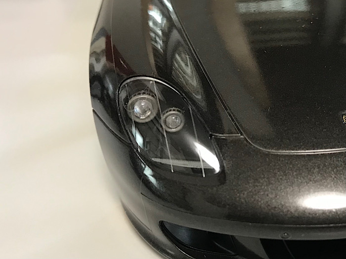 （26）「1/24 ポルシェ カレラ GT」を作ります。ヘッドライトの取り付けをします。
