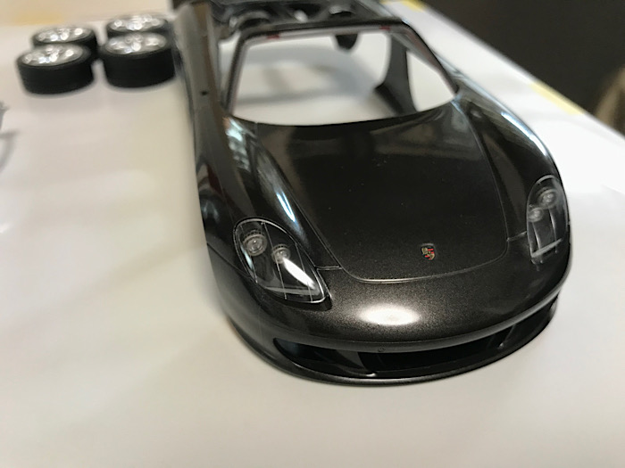 （26）「1/24 ポルシェ カレラ GT」を作ります。ヘッドライトの取り付けをします。