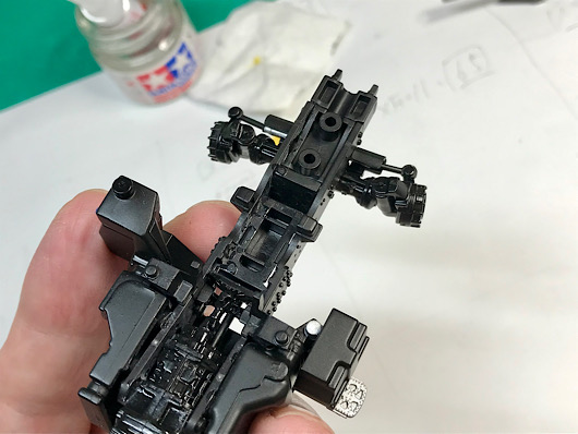 （15）「1/35 ヤンマートラクター YT5113A」を作ります。足回りの組み立てをしていたので写真を撮りました。