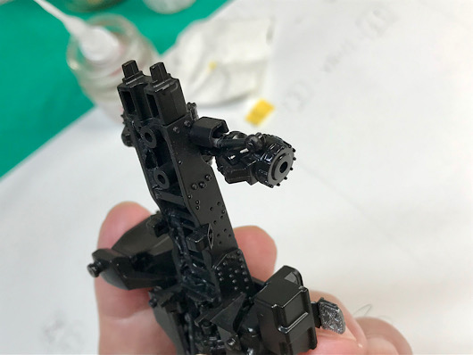 （15）「1/35 ヤンマートラクター YT5113A」を作ります。足回りの組み立てをしていたので写真を撮りました。