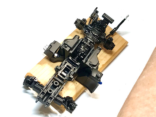 （15）「1/35 ヤンマートラクター YT5113A」を作ります。足回りの組み立てをしていたので写真を撮りました。