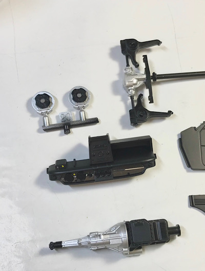 （9）「1/24 いすゞ ベレット 1600GTR 前期型（1969）」を作ります。塗装が終わった内装のパーツの写真を載せます。