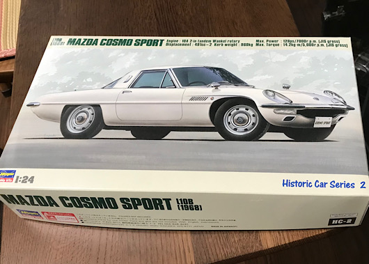 （1）「1/24 マツダ コスモ スポーツ L10B」を作ります。はじめはパーツの切り取りをします。