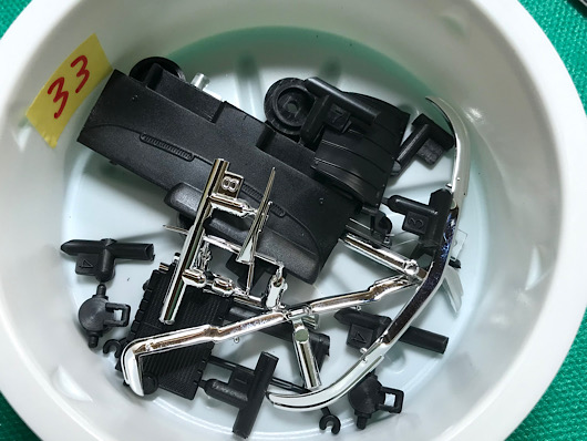 （1）「1/24 マツダ コスモ スポーツ L10B」を作ります。はじめはパーツの切り取りをします。