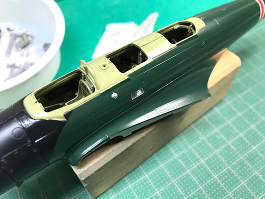 （17）「1/48 中島 B5N2 九七式三号艦上攻撃機」を作ります。胴体と主翼の取り付けまで。