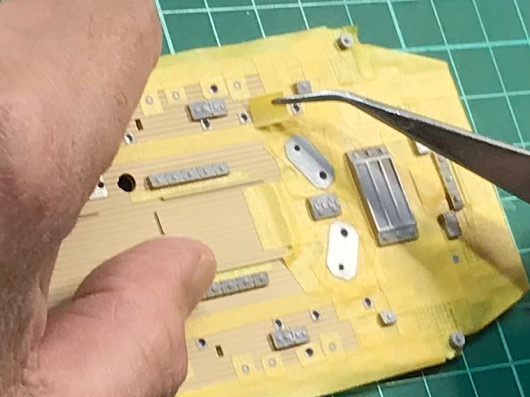 （5）「1/350 日本海軍 戦艦 三笠」を作ります。中央甲板のマスキングの様子とマスキングが終わった甲板。