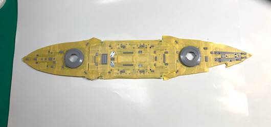 （5）「1/350 日本海軍 戦艦 三笠」を作ります。中央甲板のマスキングの様子とマスキングが終わった甲板。