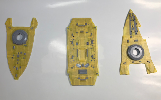 （5）「1/350 日本海軍 戦艦 三笠」を作ります。中央甲板のマスキングの様子とマスキングが終わった甲板。