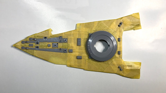 （5）「1/350 日本海軍 戦艦 三笠」を作ります。中央甲板のマスキングの様子とマスキングが終わった甲板。