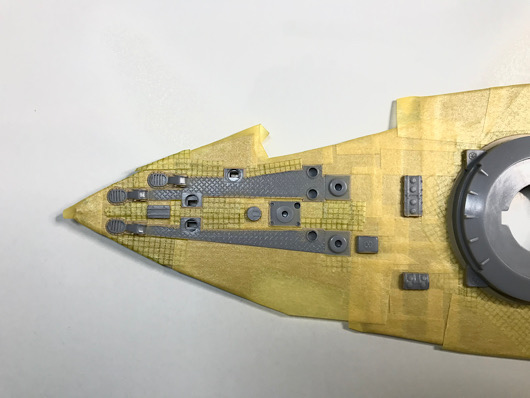 （5）「1/350 日本海軍 戦艦 三笠」を作ります。中央甲板のマスキングの様子とマスキングが終わった甲板。