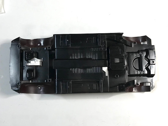 （8）「1/24 ダイハツ L880K コペン アルティメットエディション ’06」を作ります。　マスキングしたボディと塗装したシャーシ。