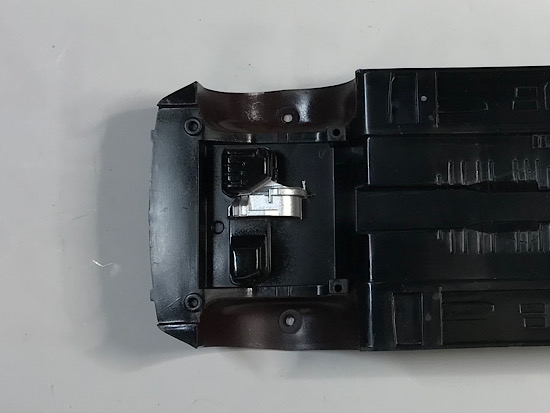 （8）「1/24 ダイハツ L880K コペン アルティメットエディション ’06」を作ります。　マスキングしたボディと塗装したシャーシ。