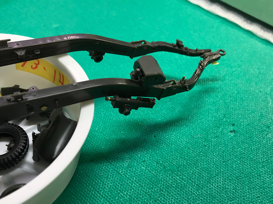 （9）「1/35 陸上自衛隊 155mm りゅう弾砲 FH-70」を作ります。脚の組み立て。