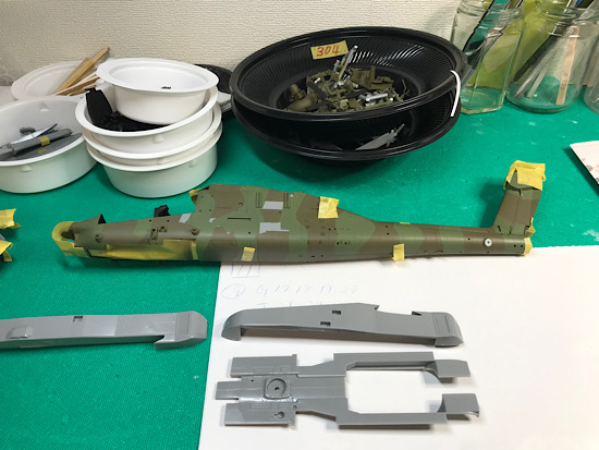 （20）「1/48 AH-64D アパッチ ロングボウ“陸上自衛隊”」を作ります。迷彩模様のマスキングは続きます。