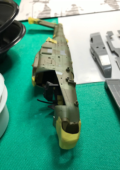 （20）「1/48 AH-64D アパッチ ロングボウ“陸上自衛隊”」を作ります。迷彩模様のマスキングは続きます。
