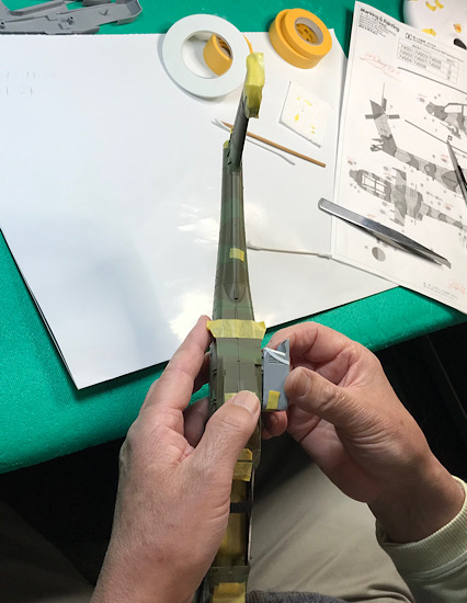 （20）「1/48 AH-64D アパッチ ロングボウ“陸上自衛隊”」を作ります。迷彩模様のマスキングは続きます。