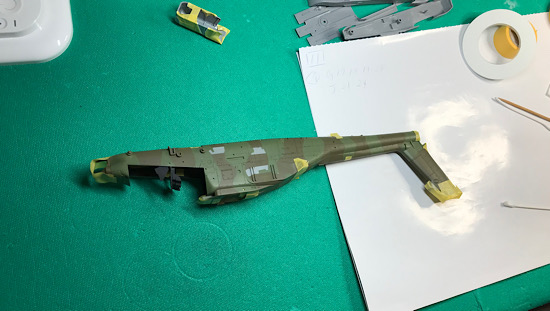 （20）「1/48 AH-64D アパッチ ロングボウ“陸上自衛隊”」を作ります。迷彩模様のマスキングは続きます。
